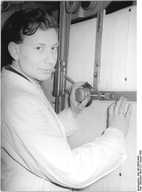 Ingenieur am Reissbrett''' Zentralbild Zühlsdorf Bn-Th 21.1.1956 Stellungnahme und Verpflichtung zur Nationalen Volksarmee. UBz: Der Kollege Günter Hoffmann, Teilkonstrukteur im VEB-Funkwerk Köpenick / С сайта ru.wikipedia.org Ingenieur am Reissbrett''' Zentralbild Zühlsdorf Bn-Th 21.1.1956 Stellungnahme und Verpflichtung zur Nationalen Volksarmee. UBz: Der Kollege Günter Hoffmann, Teilkonstrukteur im VEB-Funkwerk Köpenick / С сайта ru.wikipedia.org